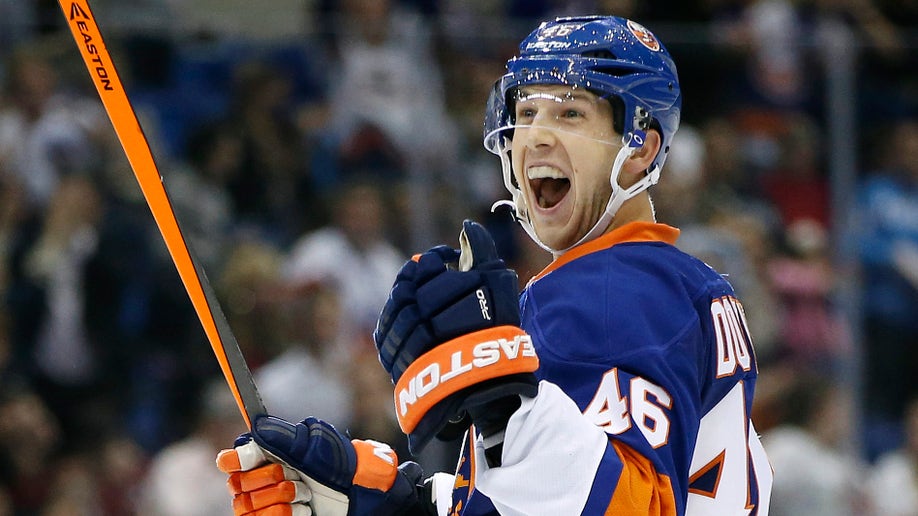 9358a8a5-Coyotes Islanders Hockey