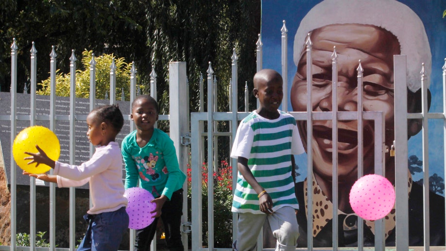 b6914d16-South Africa Mandela Hospitalized
