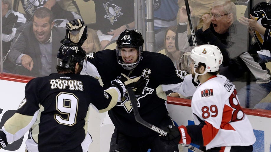 23621147-Senators Penguins Hockey