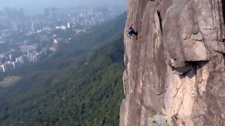 59f6c8e0-hk_climber_awr