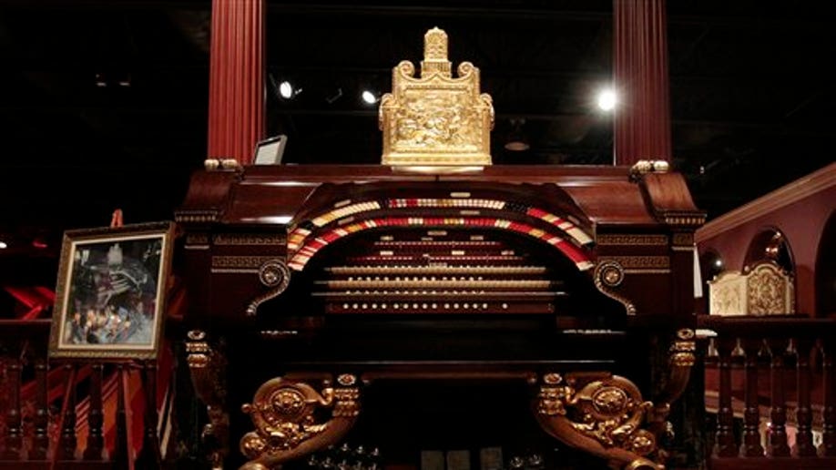 Самой дорогой орган человек. Орган парфюмера. Стол орган для парфюмера. Орган черного цвета. Орган 1997 из дерева.