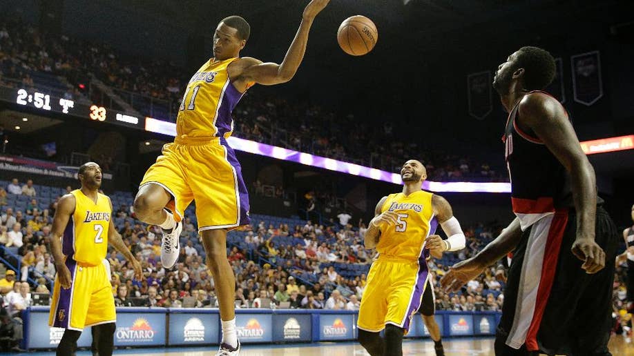 Rookie Julius Randle mencetak 17 poin untuk memimpin Lakers melewati Blazers sebesar 94-86 di pra-musim