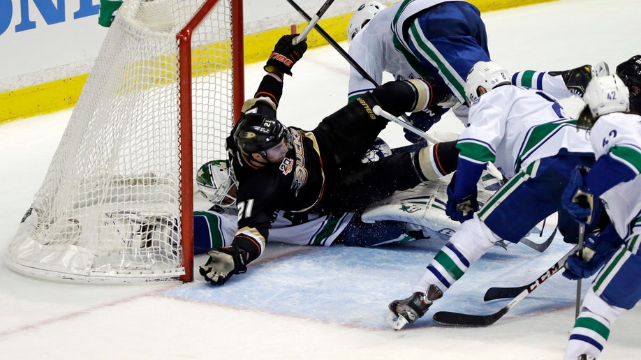 cc83330a-Canucks Ducks Hockey