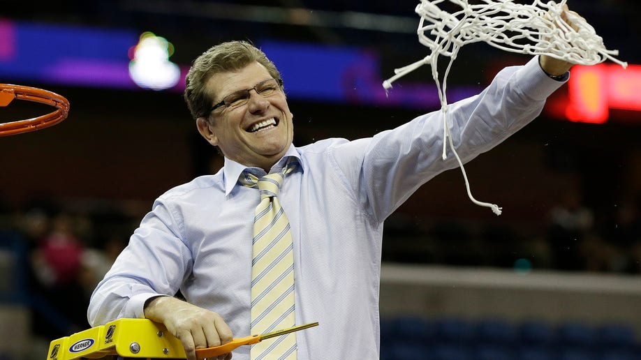 287588a8-APTOPIX NCAA Championship Final Four Louisville UConn basketball