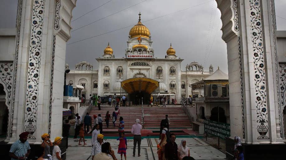 Orang-orang Sikh memberi kepada orang lain melalui usaha besar sehari-hari: makanan gratis untuk ribuan orang di New Delhi