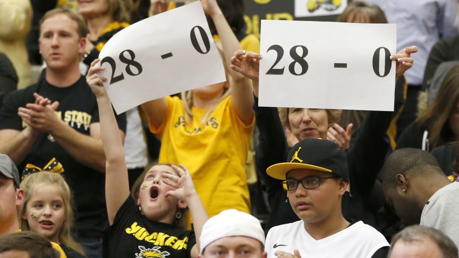 22b92dcc-Wichita St Loyola Chicago Basketball