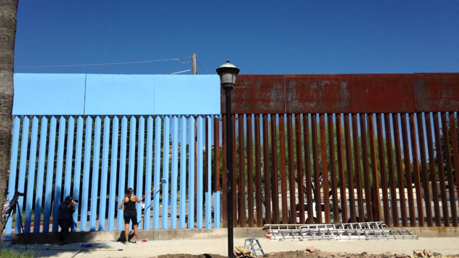 ca88718d-Mexico US Border Fence