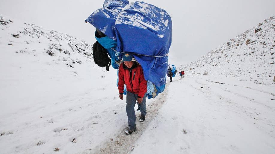 Meskipun terjadi bencana berulang kali, pendaki kembali ke Everest