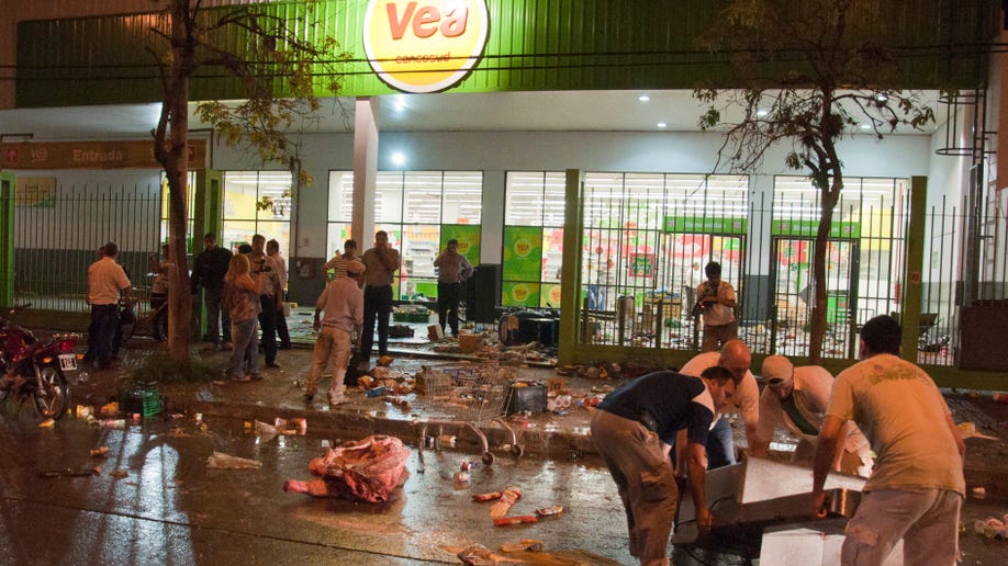 a90c6857-Argentina Police Looting
