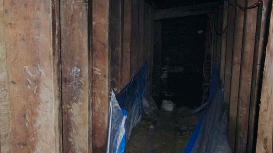 00323564-Canada Mystery Tunnel