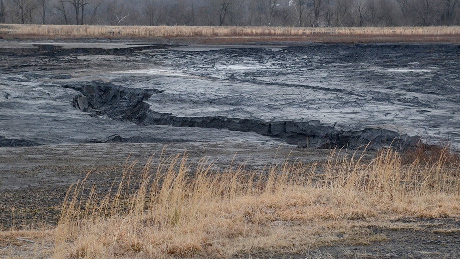 30b130dc-Coal Ash Spill