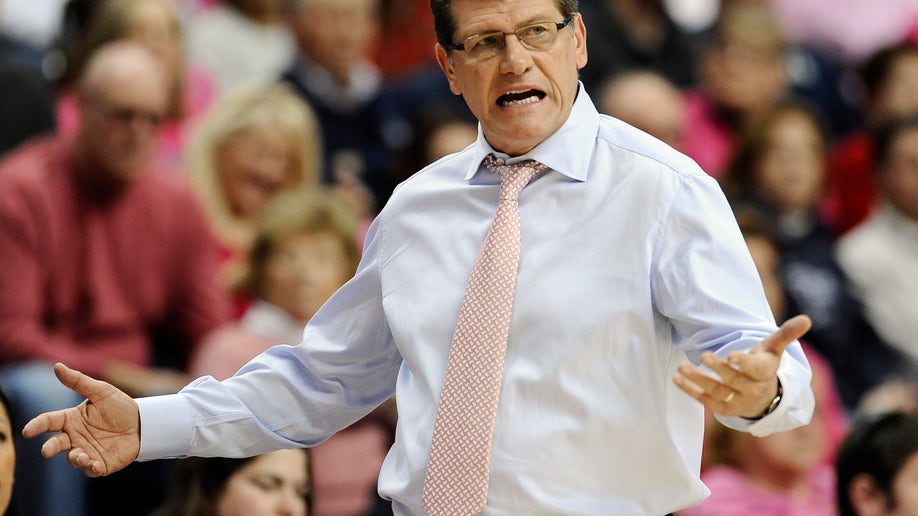 157836c1-Louisville UConn Basketball