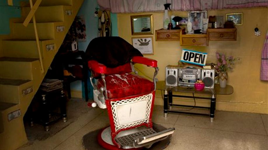 9210a7d6-APTOPIX Cuba Struggling Entrepreneurs