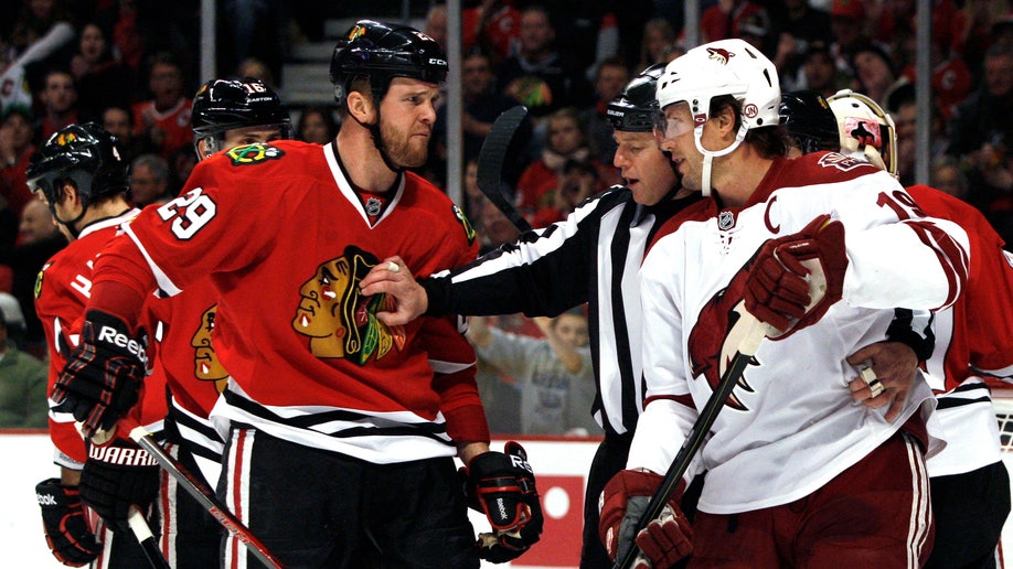 58a8a37c-Coyotes Blackhawks Hockey