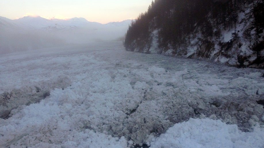 299abaf0-Avalanches Cut Off City