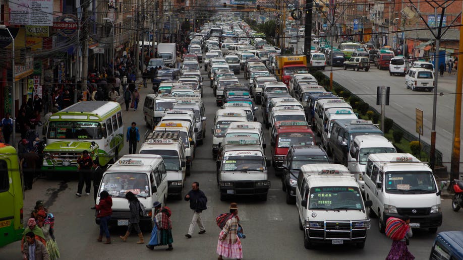 01ef7f82-Bolivia Cholita Traffic Cops Photo Gallery