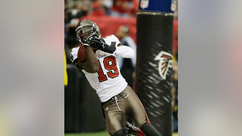 ddf9c092-Buccaneers Falcons Football