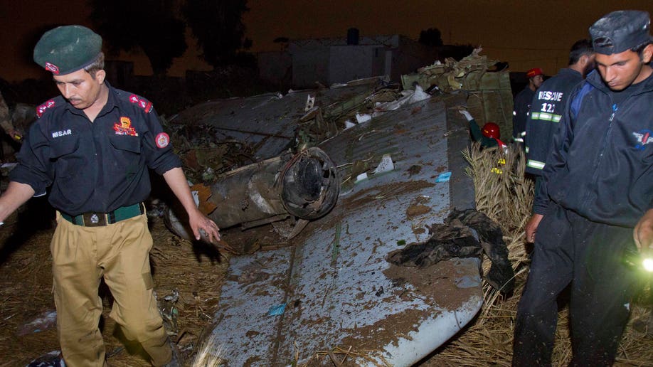 dead9835-Pakistan Plane Crash