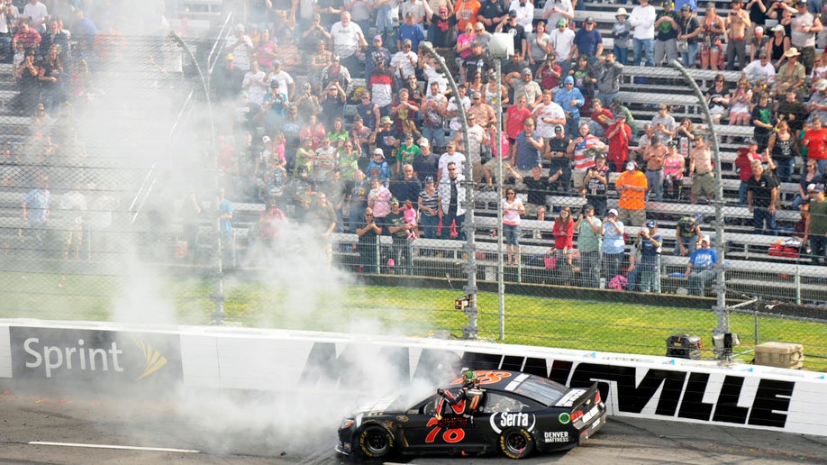 68ab353d-NASCAR Martinsville Auto Racing