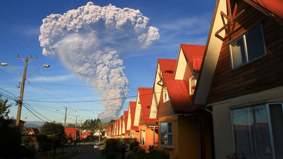 e10eff66-Chile Volcano Erupts