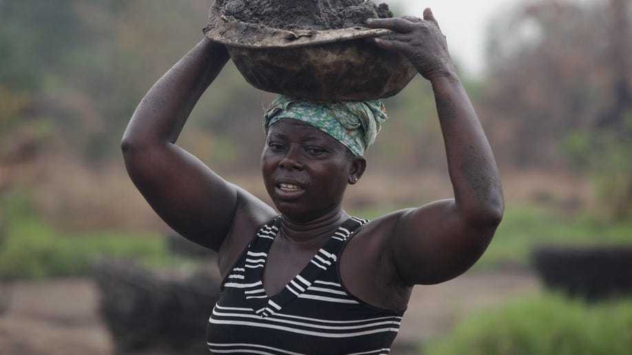 5807db15-Benin Salt Farmers