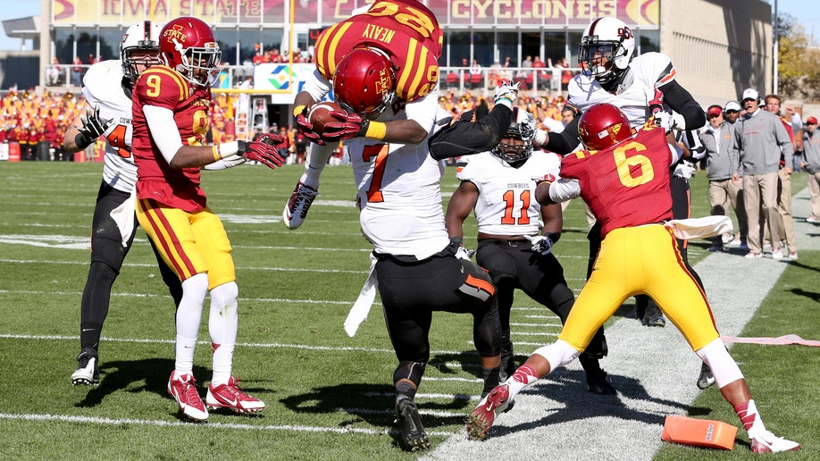 7beca040-Oklahoma St Iowa St Football