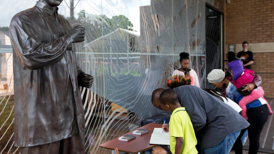 efc889fe-South Africa Mandela Mourning