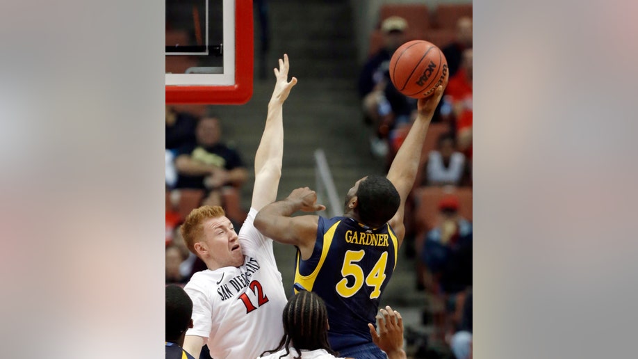 803a6e21-Marquette San Diego St Basketball