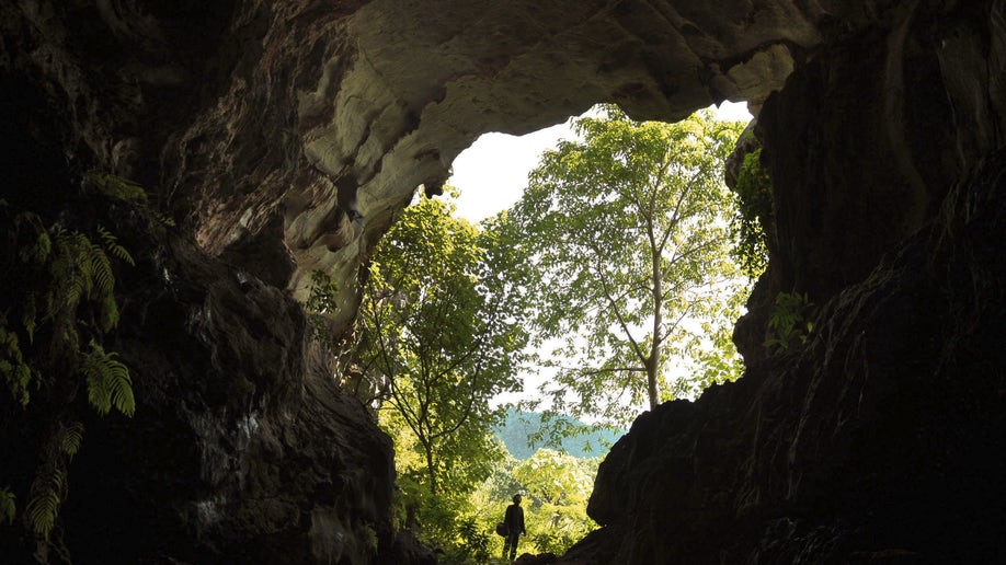 92665be3-Indonesia Tsunami Cave