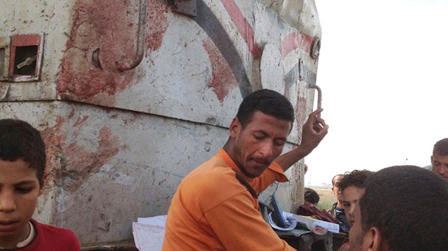 dde525ef-Mideast Egypt Train Accident