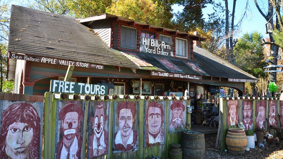 Kitchy roadside art brings new meaning to trailer trash at Kentucky's Apple  Valley Hillbilly Gardens