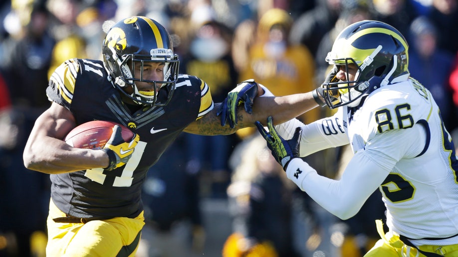 d4def000-Michigan Iowa Football