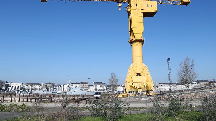 4d84f452-France Father on Crane