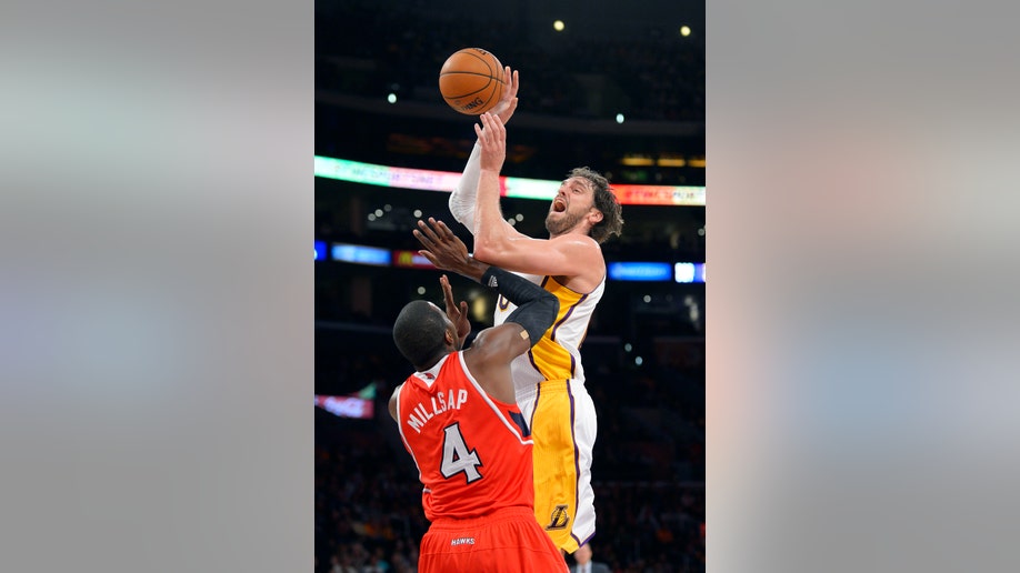 d24f96b0-Hawks Lakers Basketball