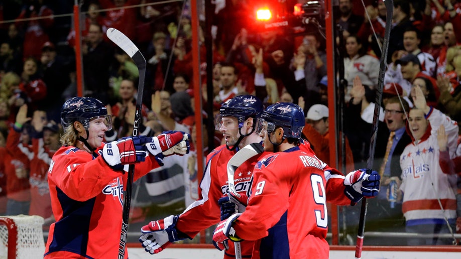 887cdbb3-Hurricanes Capitals Hockey