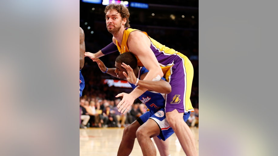 aad5b375-APTOPIX Clippers Lakers Basketball