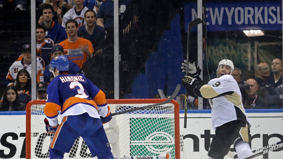 57ad4b91-Penguins Islanders Hockey