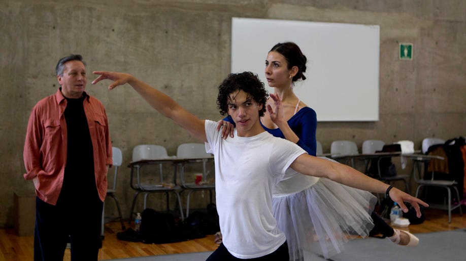 8e3cd524-Mexico Changing Ballet