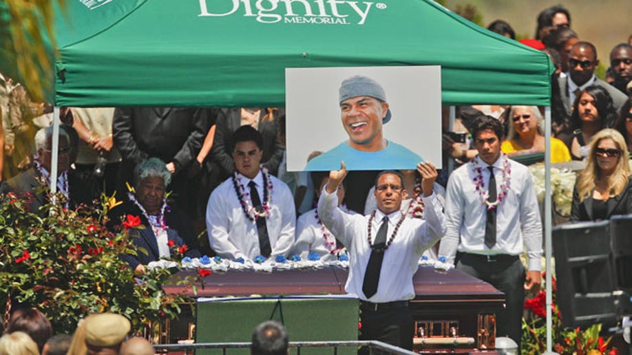 Thousands pay tribute to Junior Seau at ceremony in San Diego | Fox News