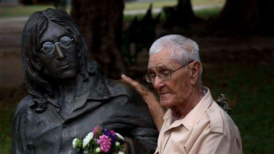 CUBA-LENNON ANTEOJOS