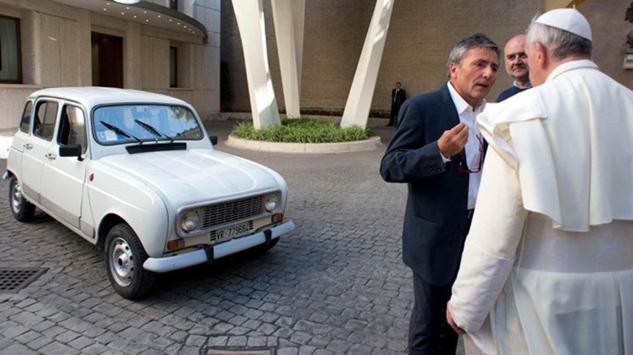 ab273612-Vatican Pope New Car