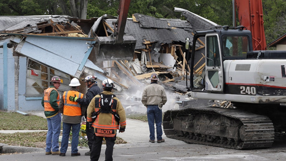 481ddfe6-Sinkhole Swallows Man