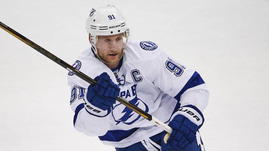 Steven Stamkos makes brief return as Lightning beat Stars 5-2 in Game 3