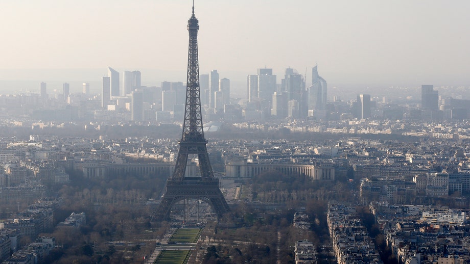 Paris shaken by major blast noise caused by fighter jet breaking sound barrier