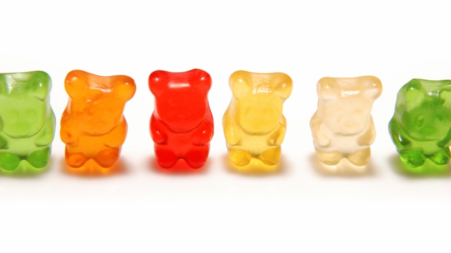 Kẹo dẻo Gummy bears với hương vị ngọt ngào và thơm ngon sẽ khiến bạn phải say đắm. Chúng được làm từ những chất liệu tự nhiên, không gây hại cho sức khỏe của bạn. Đó chắc chắn là một trải nghiệm tuyệt vời mà bạn không thể bỏ qua.