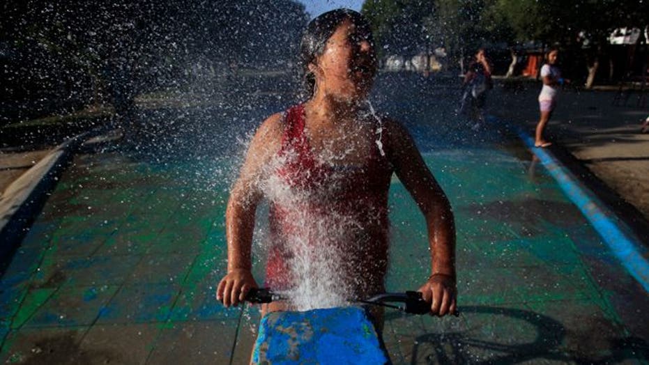 Chileans battle oppressive heat in Santiago by heading to the local watering hole