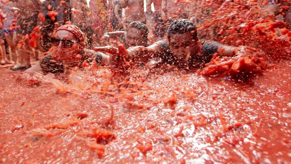Thousands pelt each other with tomatoes at Spain's annual 'Tomatina
