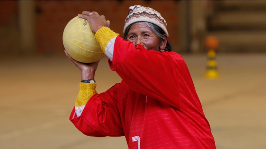 Bolivian grandmothers take to the handball court to stay healthy