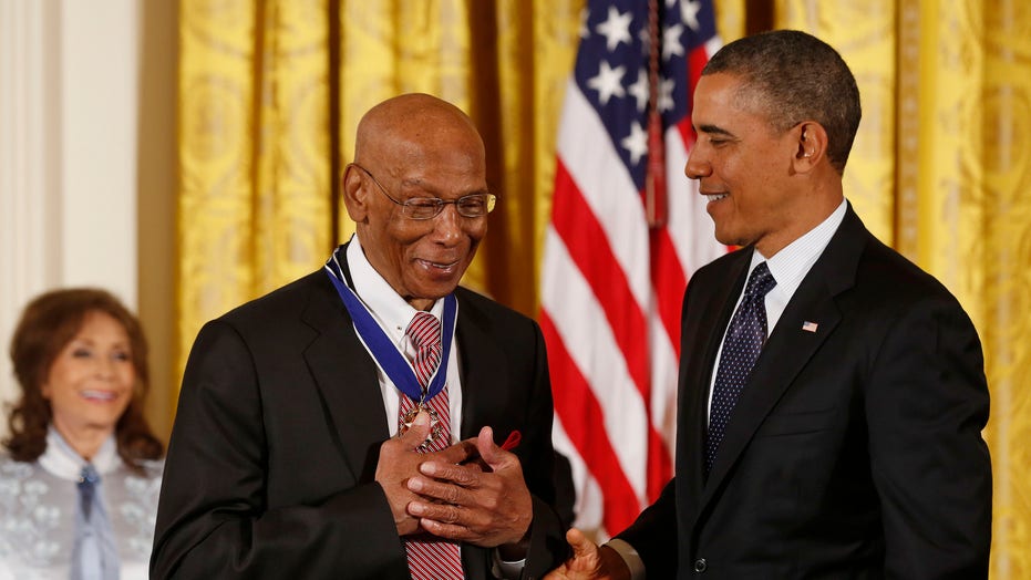 Ernie Banks to receive Presidential Medal of Freedom 