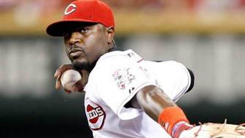 Brandon Phillips' incredible catch saves Reds in extras against